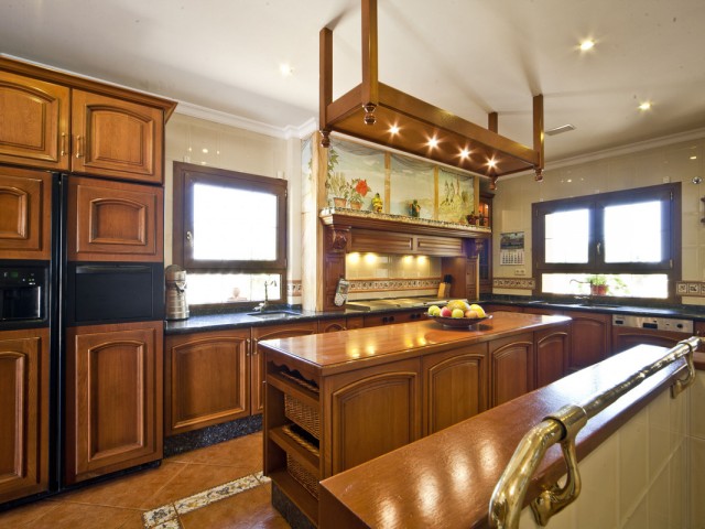 Villa avec 6 Chambres  à Nueva Andalucía