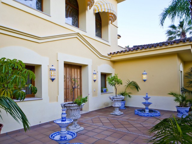 Villa avec 6 Chambres  à Nueva Andalucía