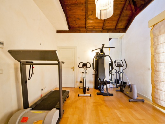 Villa avec 6 Chambres  à Nueva Andalucía