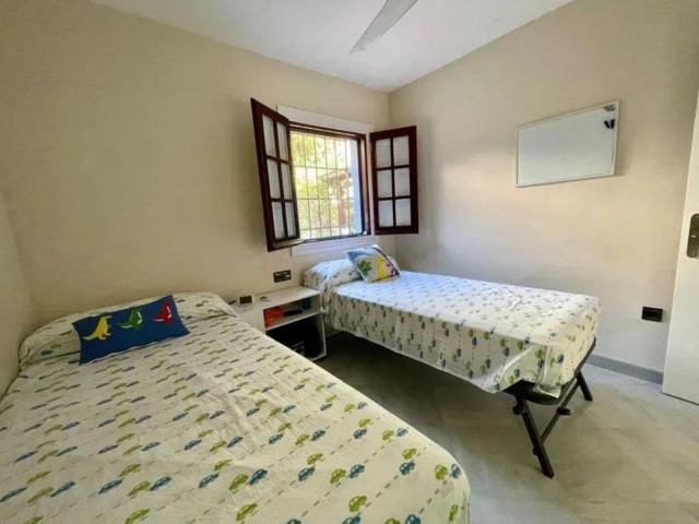 Adosado con 3 Dormitorios  en Guadalmina Baja