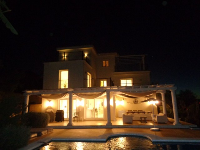 4 Makuuhuoneen Huvila Alhaurín de la Torre