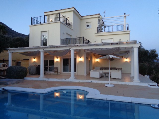 4 Makuuhuoneen Huvila Alhaurín de la Torre