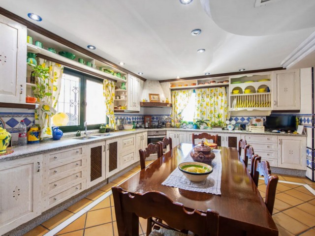 6 Makuuhuoneen Huvila Estepona