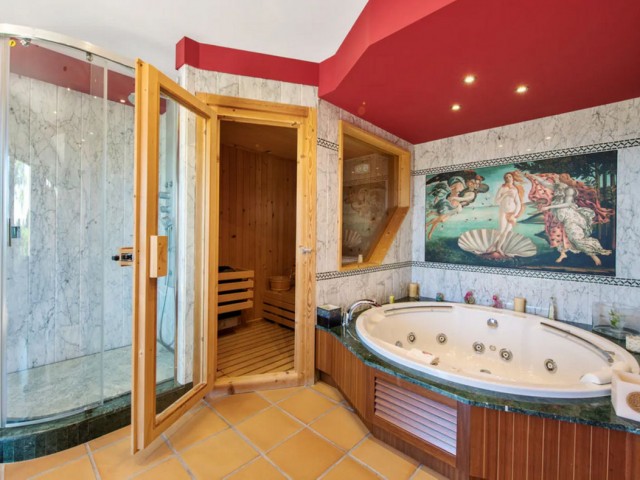 6 Makuuhuoneen Huvila Estepona