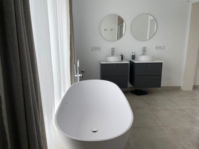 3 Makuuhuoneen Huvila Estepona