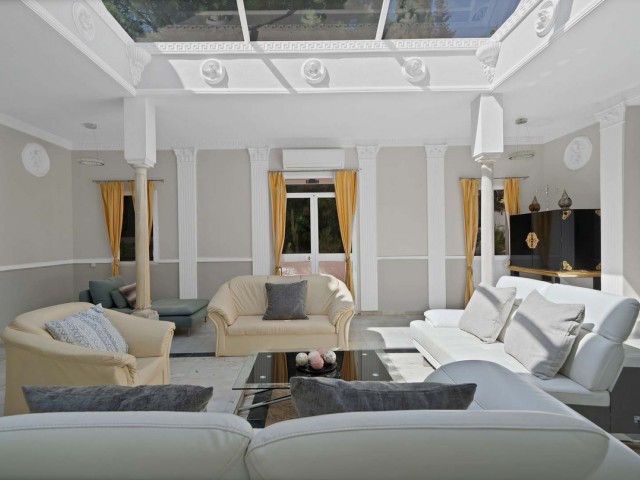 10 Bedrooms Villa in Marbella