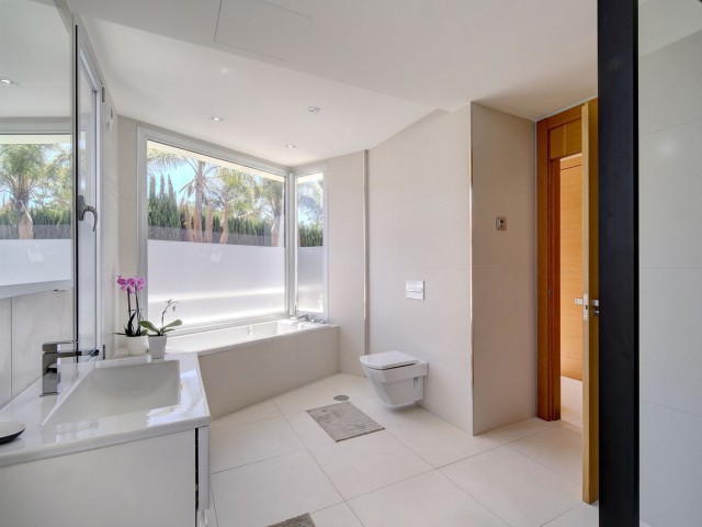 5 Bedrooms Villa in Nueva Andalucía