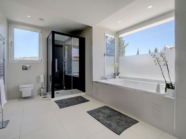 5 Bedrooms Villa in Nueva Andalucía