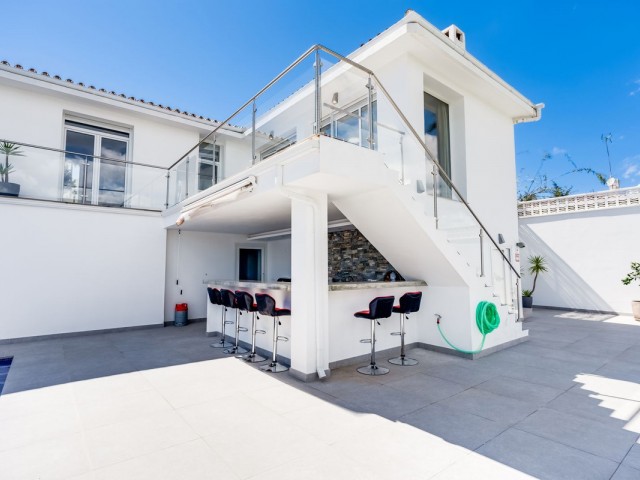 4 Bedrooms Villa in Estepona