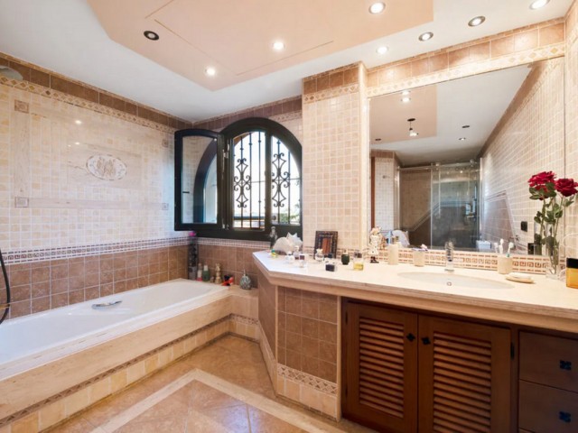 6 Bedrooms Villa in Estepona