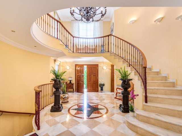 5 Bedrooms Villa in Nueva Andalucía
