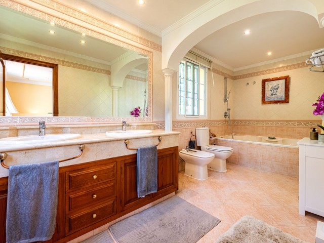 5 Bedrooms Villa in Nueva Andalucía