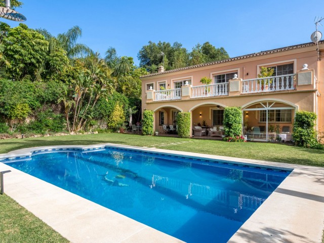 5 Bedrooms Villa in Nueva Andalucía