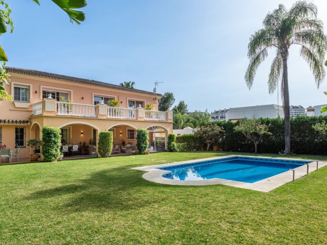 5 Bedrooms Villa in Nueva Andalucía