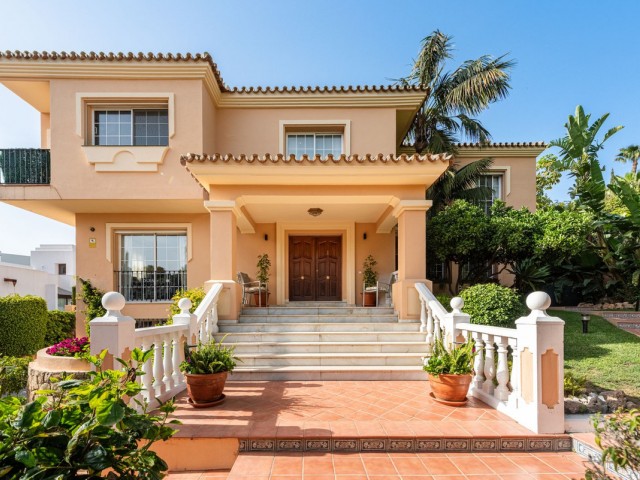 5 Bedrooms Villa in Nueva Andalucía