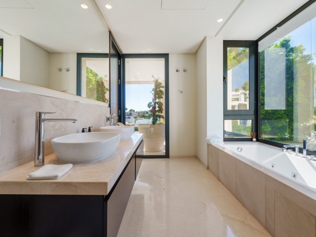 6 Bedrooms Villa in Nueva Andalucía