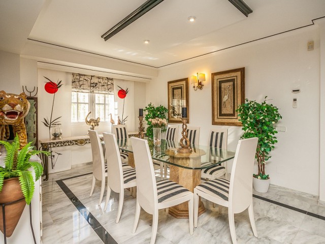 5 Bedrooms Villa in Calahonda