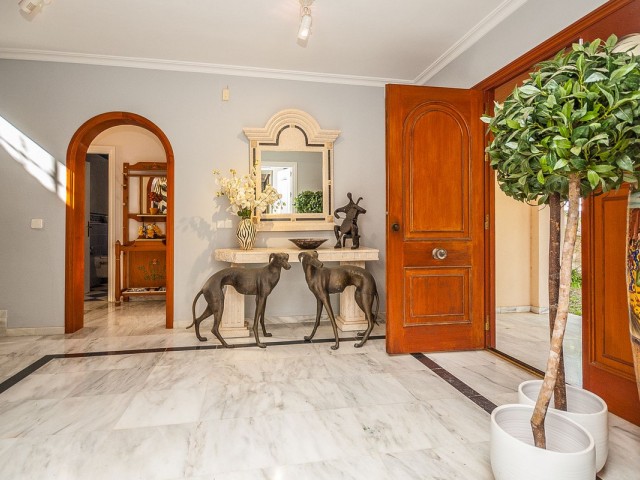5 Bedrooms Villa in Calahonda