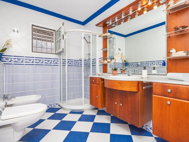 5 Bedrooms Villa in Calahonda