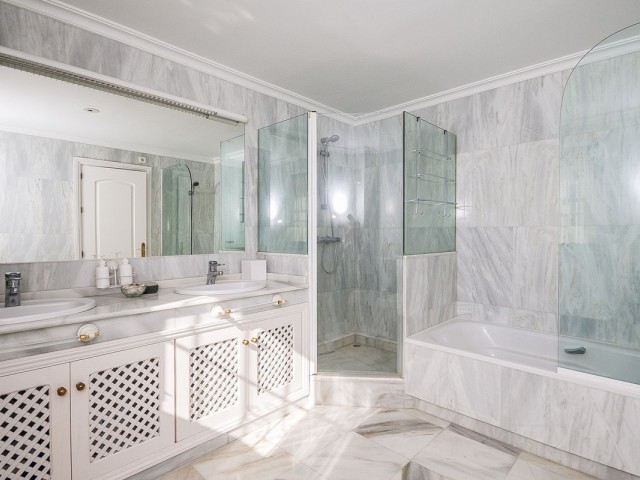 5 Bedrooms Villa in Calahonda