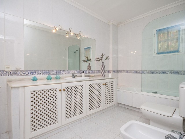 5 Bedrooms Villa in Calahonda