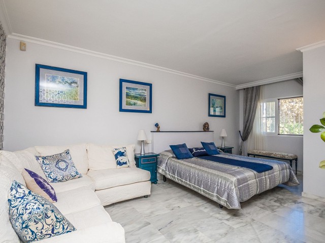 5 Bedrooms Villa in Calahonda