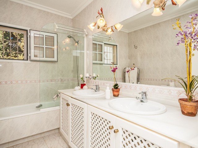 5 Bedrooms Villa in Calahonda