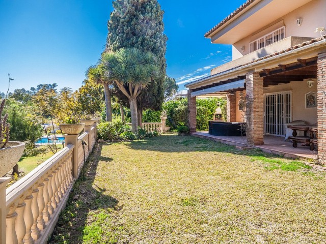 5 Bedrooms Villa in Calahonda
