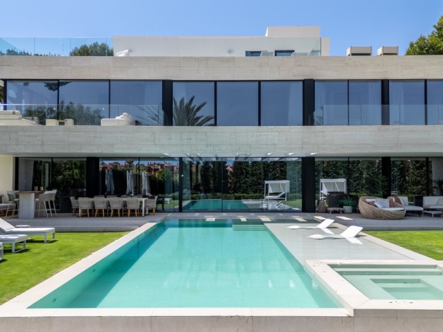 6 Bedrooms Villa in Los Monteros