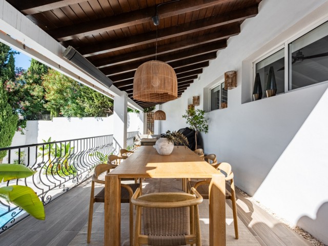 Villa avec 4 Chambres  à Istán