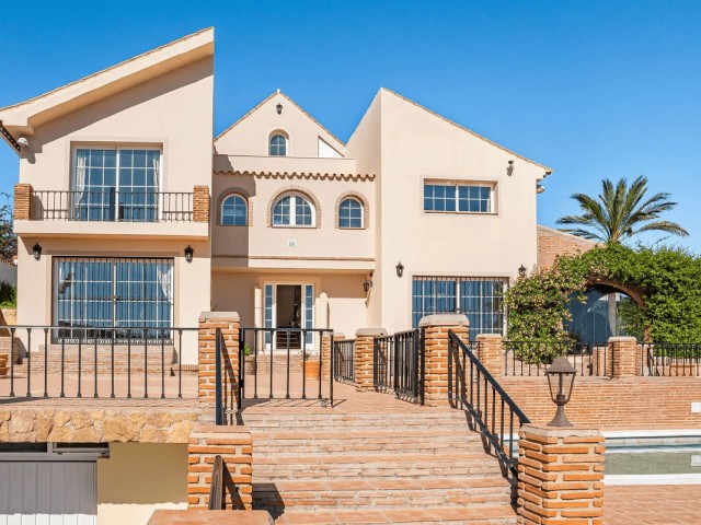4 Bedrooms Villa in Estepona
