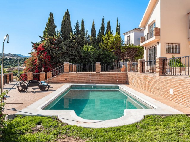 4 Bedrooms Villa in Estepona