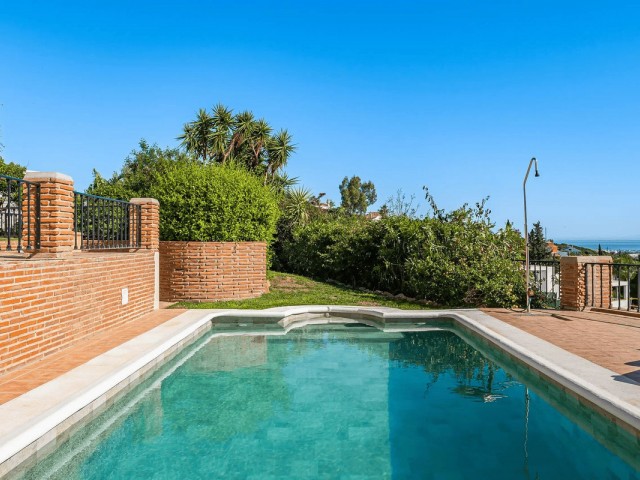 4 Bedrooms Villa in Estepona