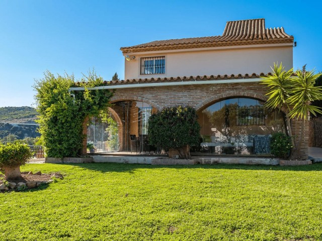 4 Bedrooms Villa in Estepona
