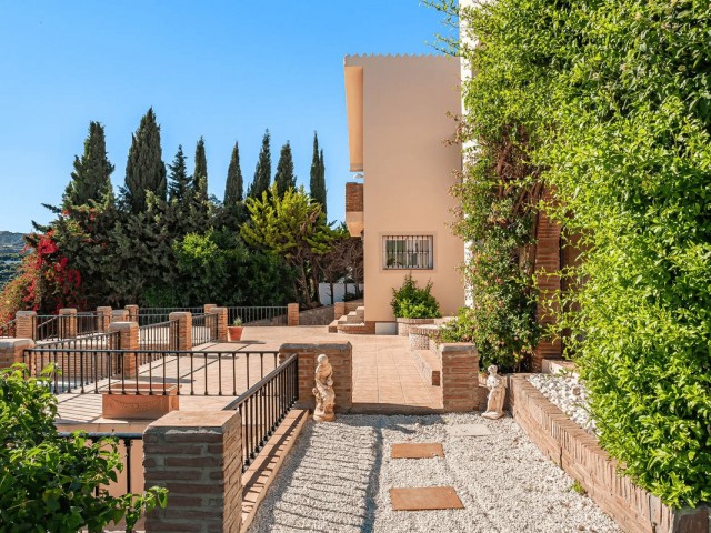 4 Bedrooms Villa in Estepona