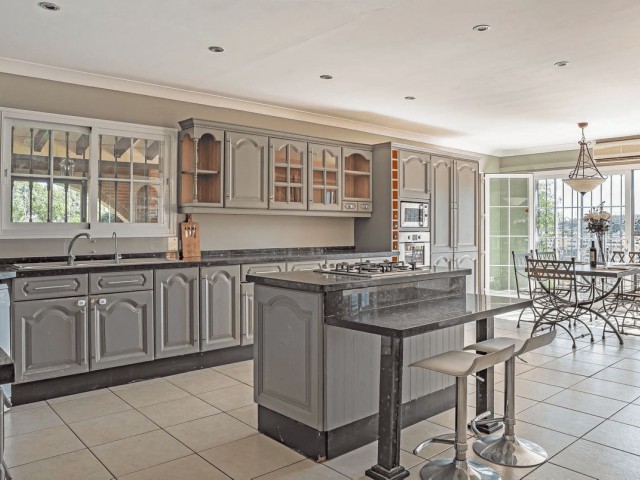 4 Bedrooms Villa in Estepona