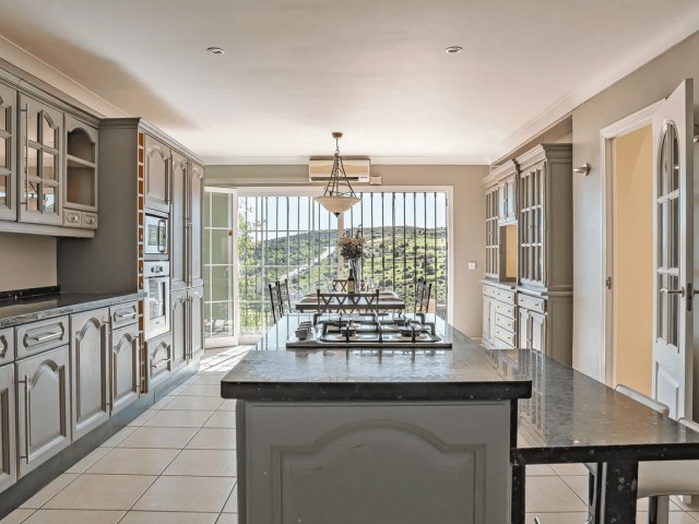 4 Bedrooms Villa in Estepona
