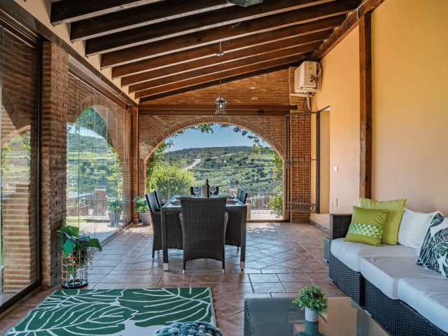 4 Bedrooms Villa in Estepona