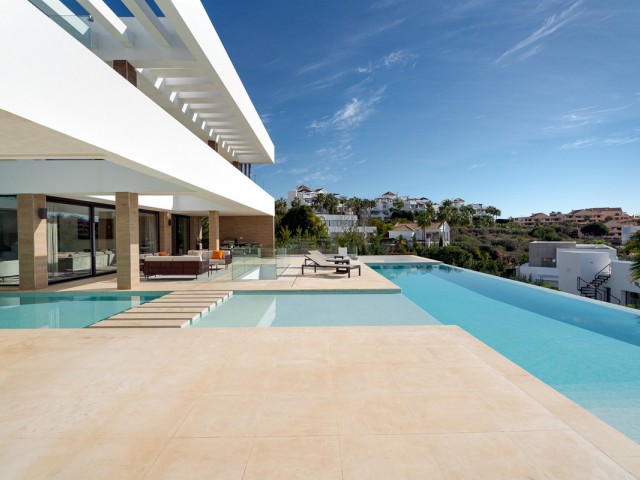 5 Bedrooms Villa in Benahavís