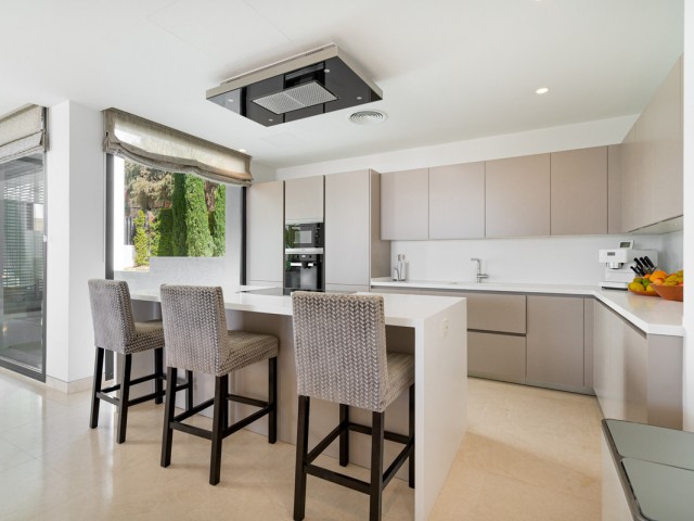 5 Bedrooms Villa in Benahavís