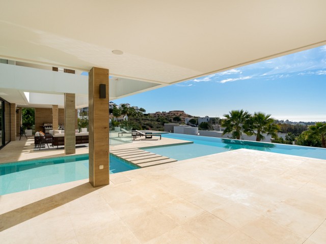 5 Bedrooms Villa in Benahavís