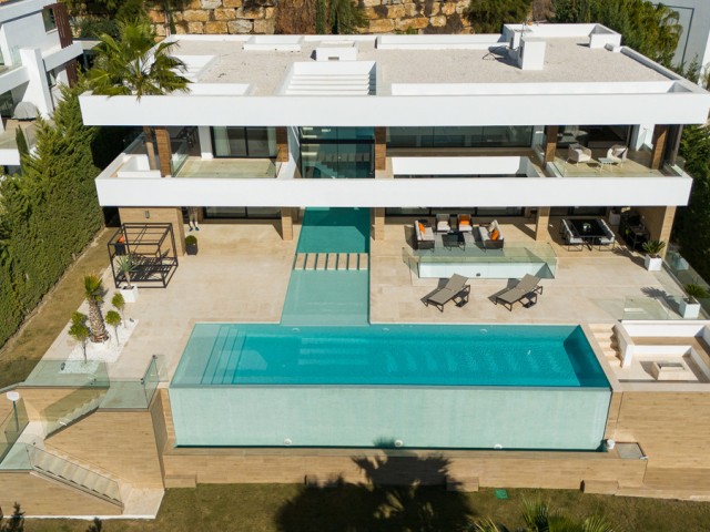 5 Bedrooms Villa in Benahavís