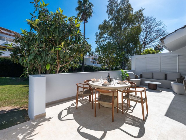 Maison mitoyenne avec 3 Chambres  à Nueva Andalucía