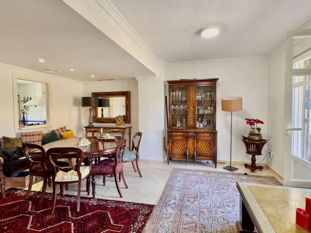 Maison mitoyenne avec 4 Chambres  à Puerto Banús