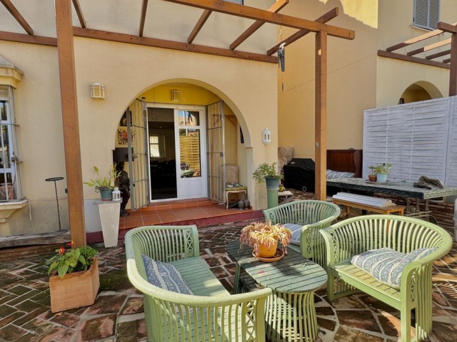 Maison mitoyenne avec 4 Chambres  à Puerto Banús