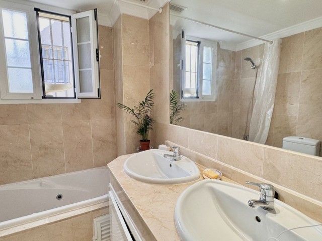 Maison mitoyenne avec 4 Chambres  à Puerto Banús