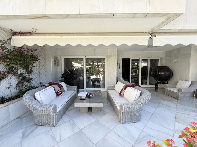 Apartamento con 3 Dormitorios  en Puerto Banús