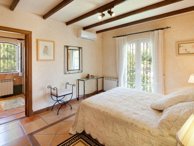 Villa con 8 Dormitorios  en Altos de los Monteros