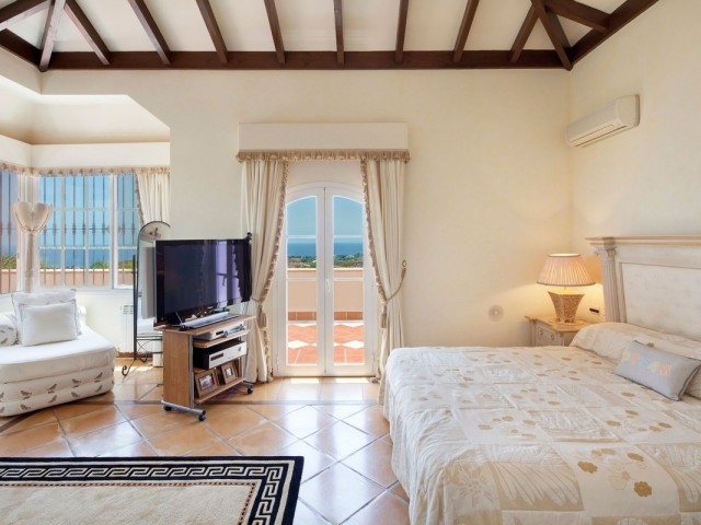 Villa con 8 Dormitorios  en Altos de los Monteros