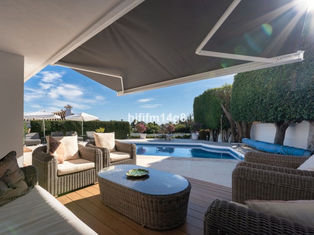 Villa avec 4 Chambres  à Nueva Andalucía